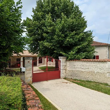 Maison Spacieuse Avec Piscine Chauffee, Jardin Clos, Terrasses, Cheminee, Et Equipements Bebe Inclus. - Fr-1-653-183 Holiday home Pereuil