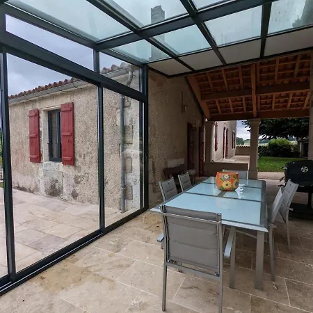 Сasa de vacaciones Maison Spacieuse Avec Piscine Chauffée, Jardin Clos, Terrasses, Cheminée, Et équipements Bébé Inclus. - Fr-1-653-183 Pereuil