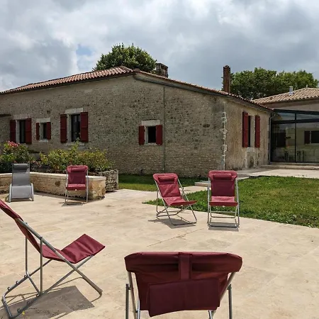 Сasa de vacaciones Maison Spacieuse Avec Piscine Chauffée, Jardin Clos, Terrasses, Cheminée, Et équipements Bébé Inclus. - Fr-1-653-183 Pereuil