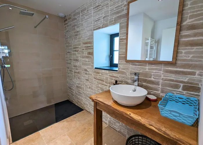 Maison Spacieuse Avec Piscine Chauffee, Jardin Clos, Terrasses, Cheminee, Et Equipements Bebe Inclus. - Fr-1-653-183